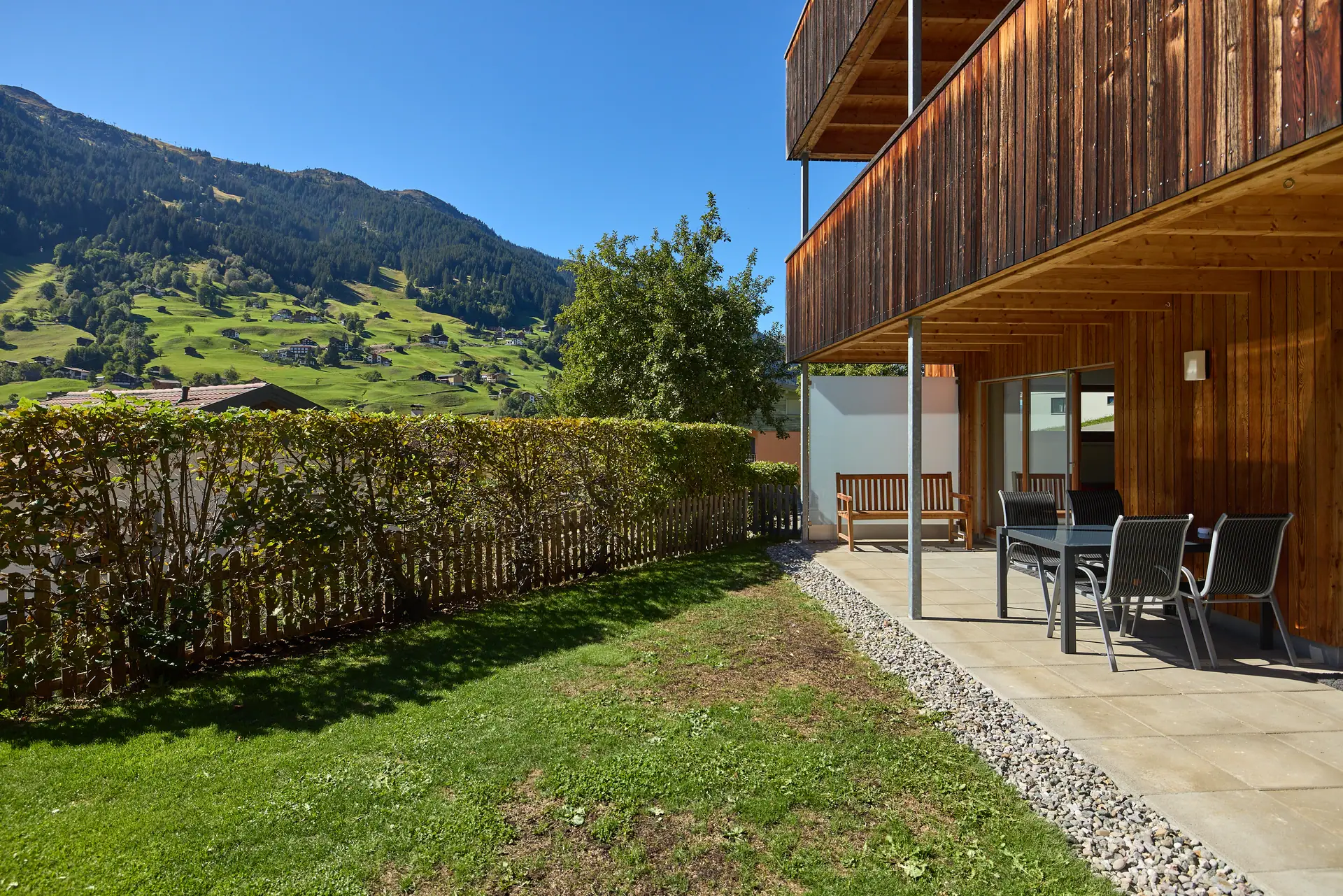 Privater Garten und Terrasse des Montafon Chalets mit Garten