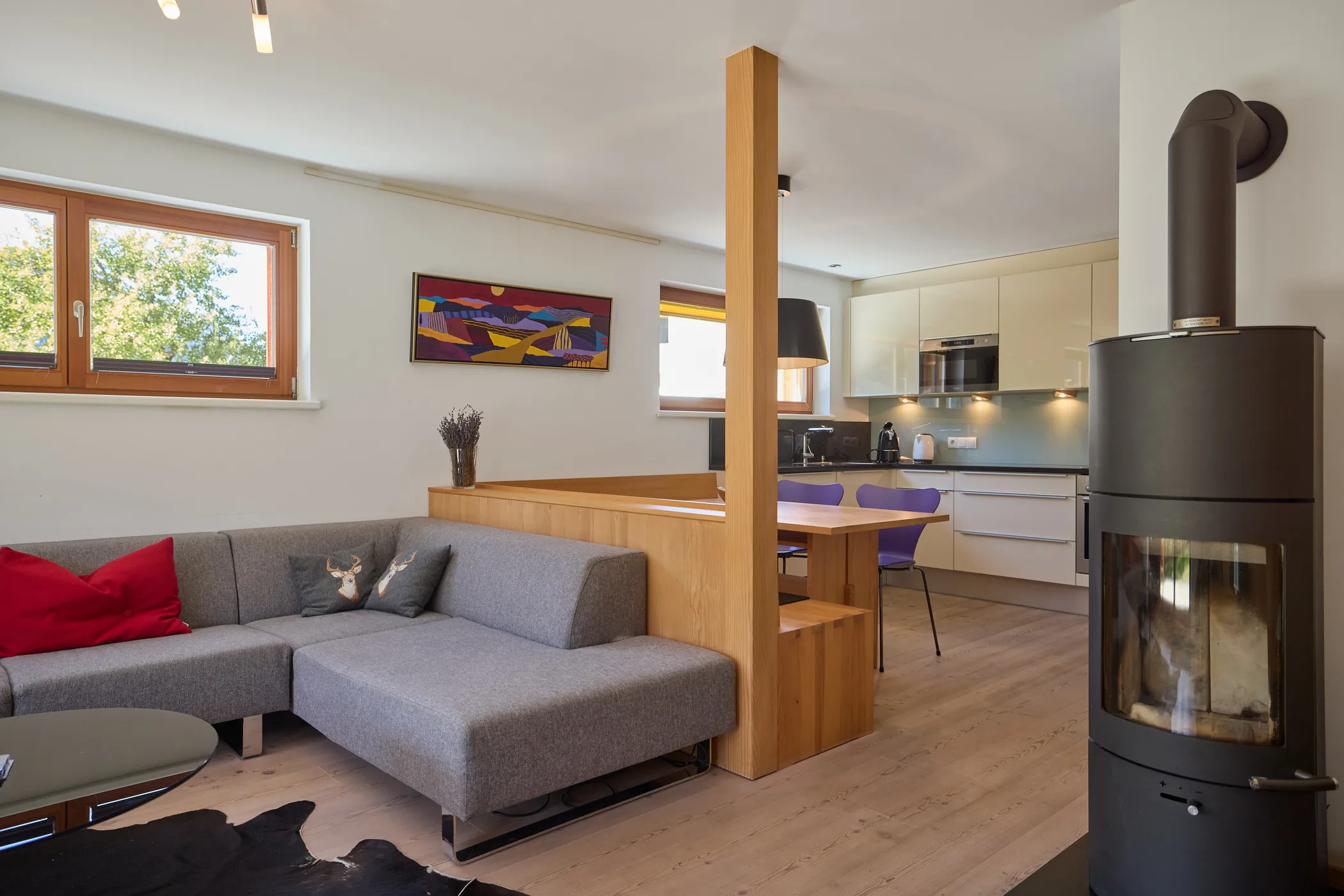 Montafon Chalet mit Garten — Wohnbereich mit Kaminofen und offener Wohnküche