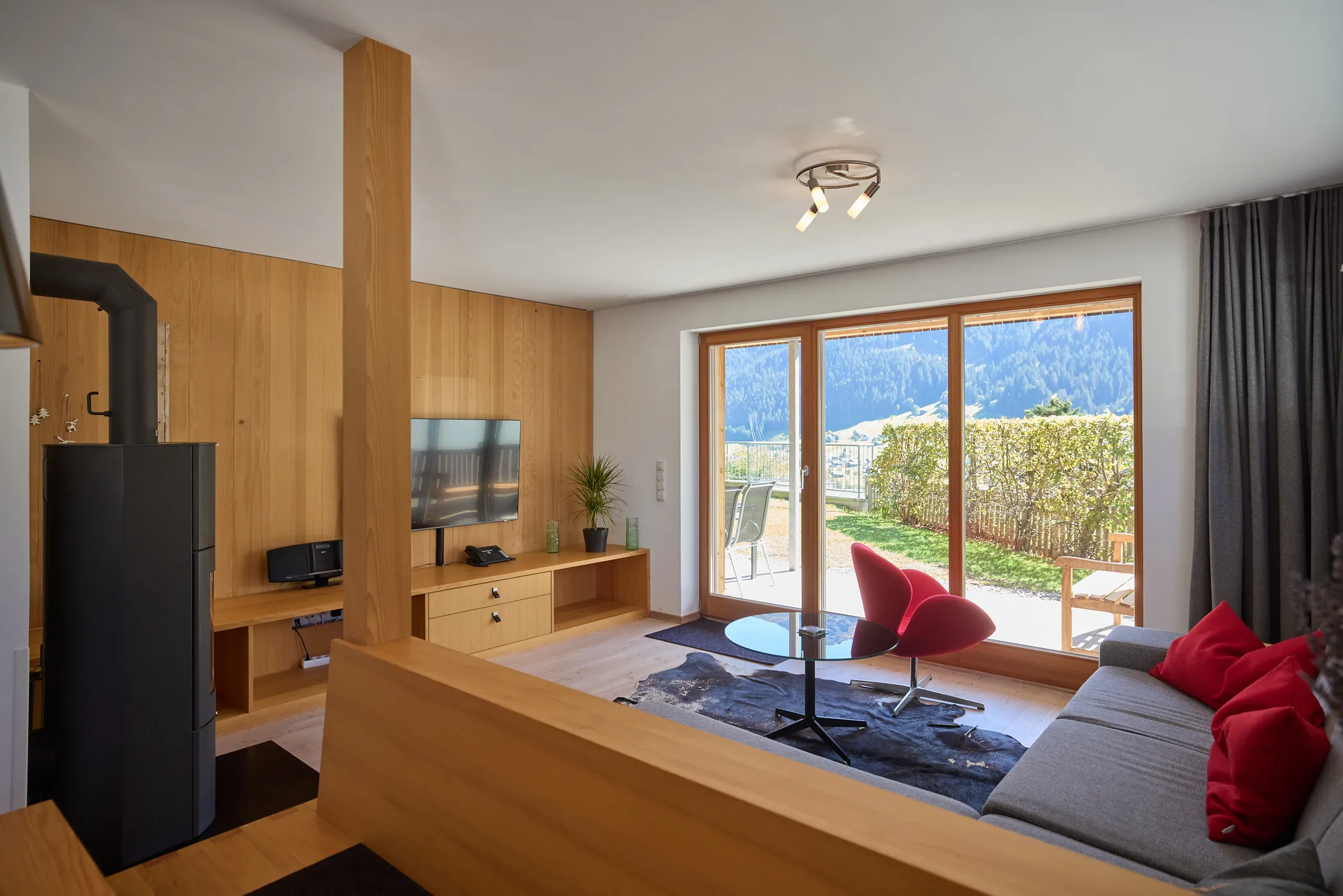 Wohnzimmer im Montafon Chalet mit Garten mit Blick auf die Terrasse