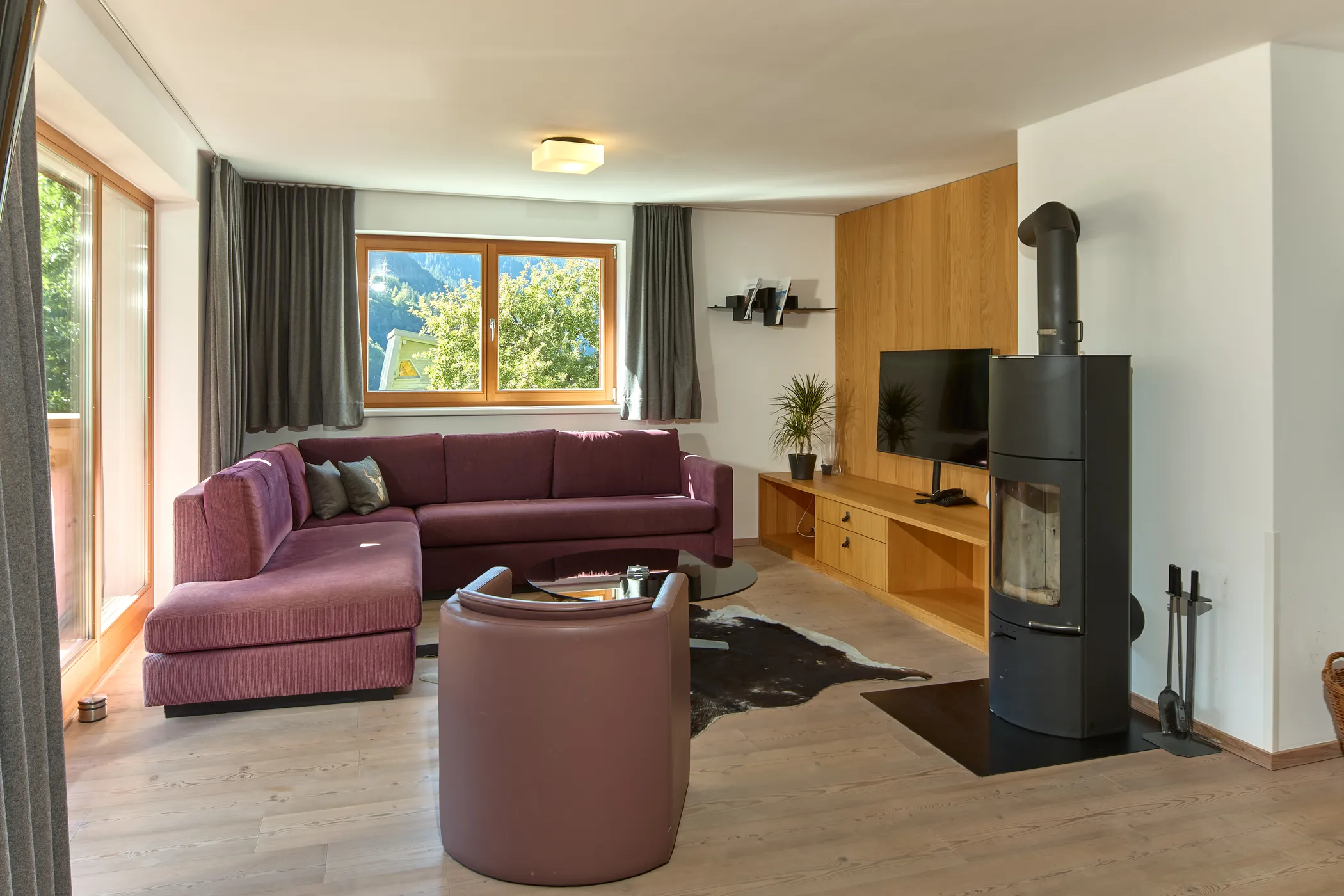 Montafon Chalet 75 — gemütliches Wohnzimmer mit Kaminofen