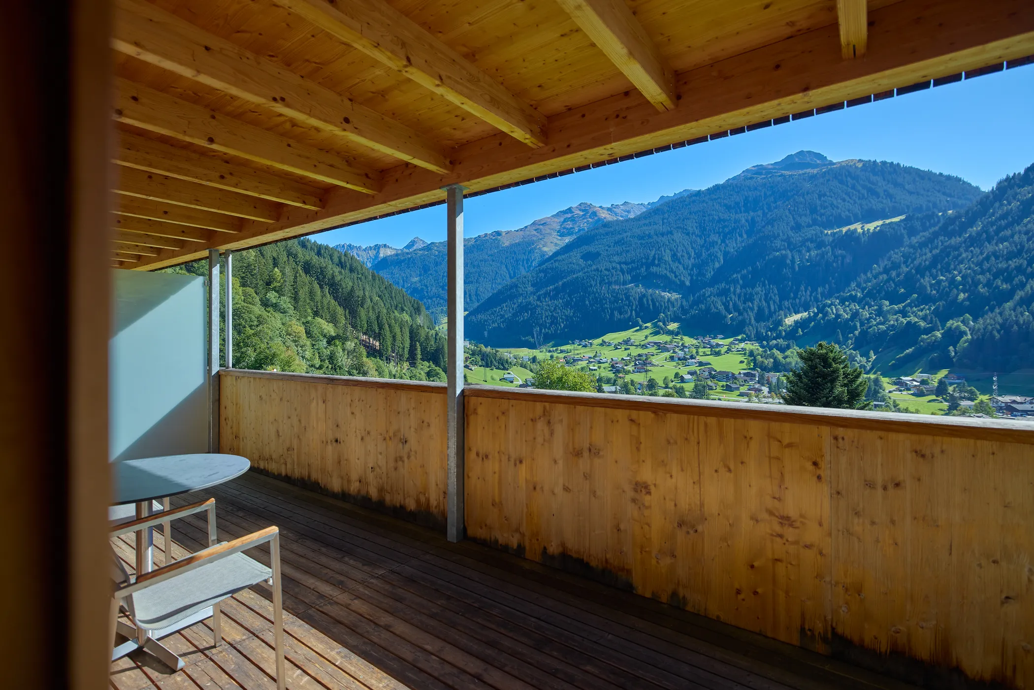 Balkon im Montafon Chalet 48 mit Blick auf Gaschurn und die Berge