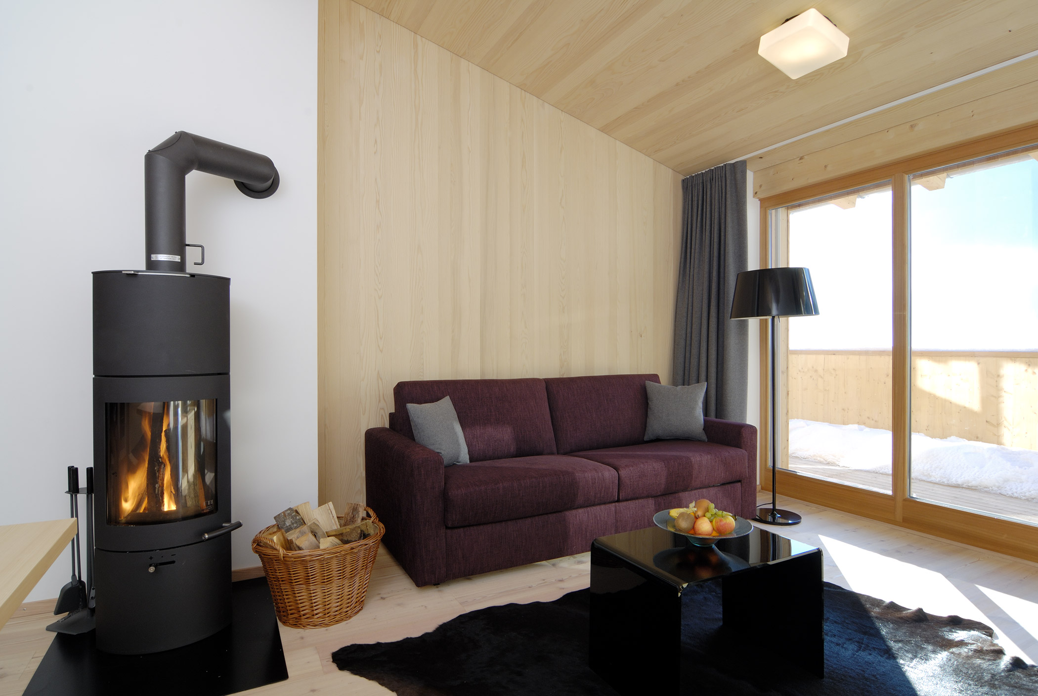 Montafon Chalet 75 — gemütliches Wohnzimmer mit Kaminofen