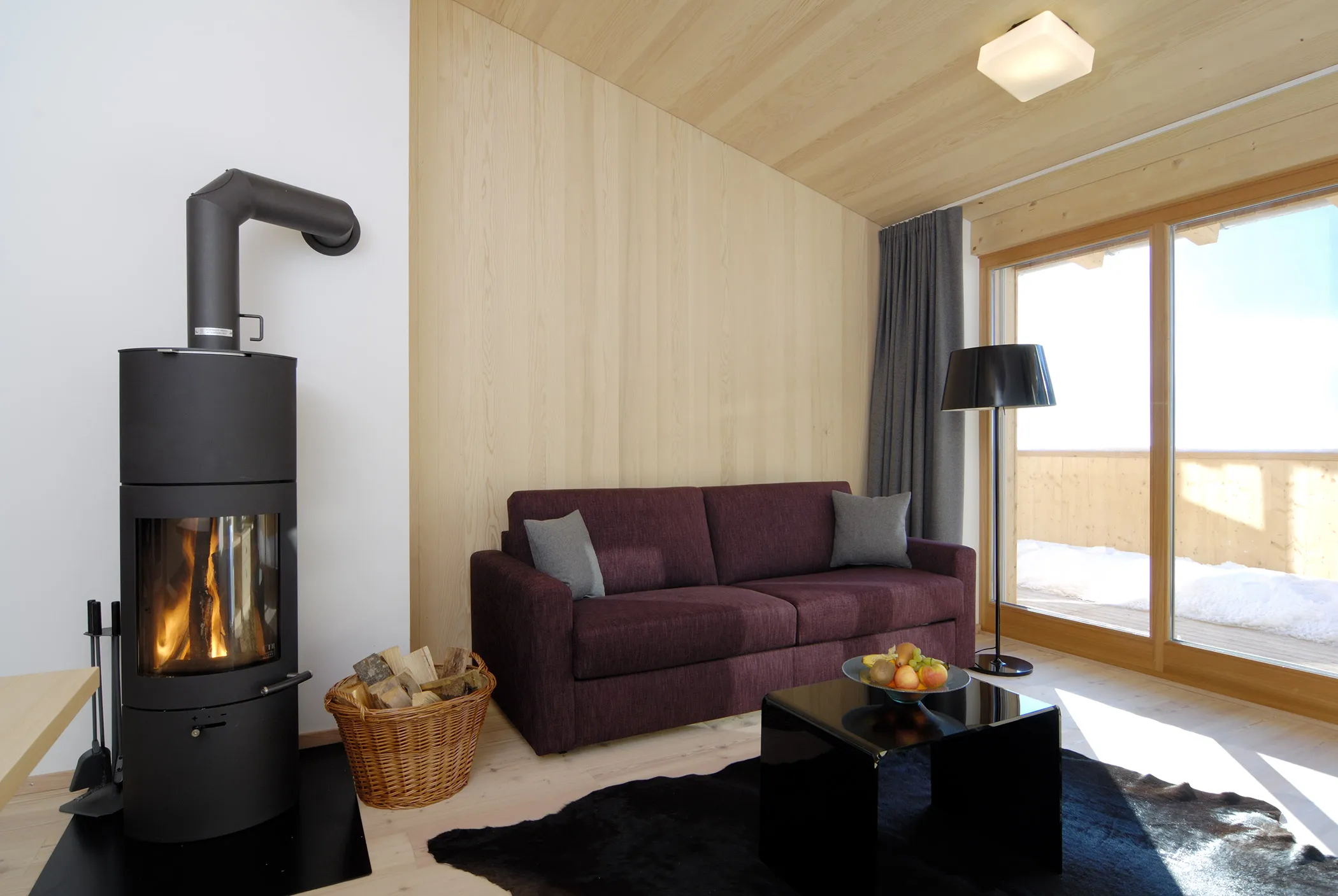 Gemütliches Wohnzimmer mit Kaminofen im Montafon Chalet