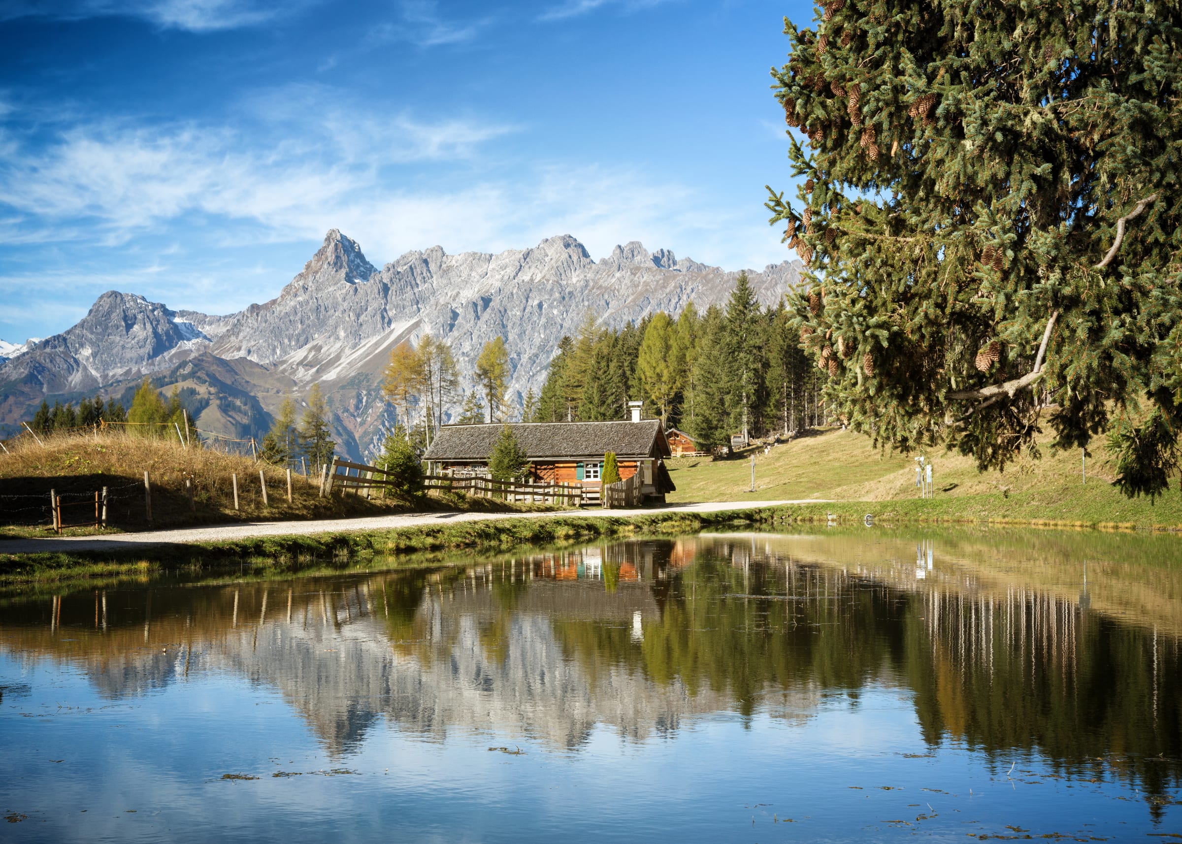 Maisäß am Bartholomäberg mit Bergspiegelung im See