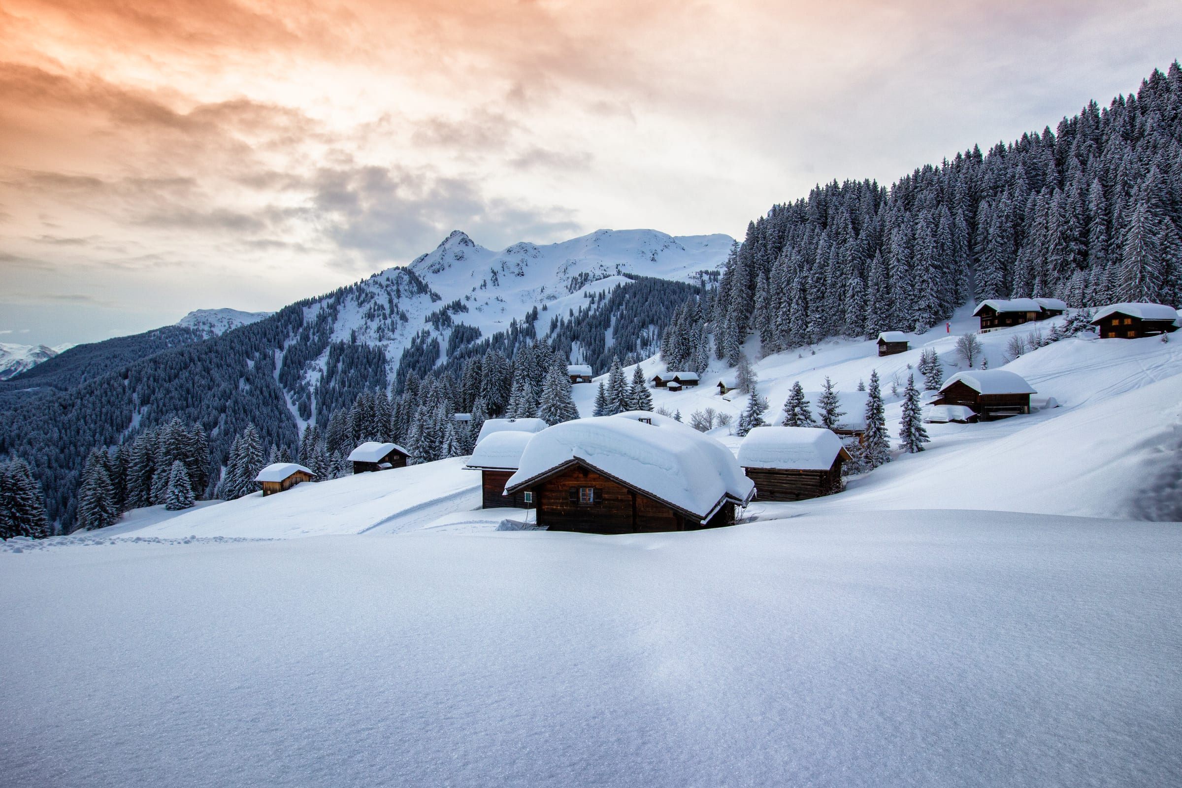 Verschneite Maisäße im Montafon — Winteridylle