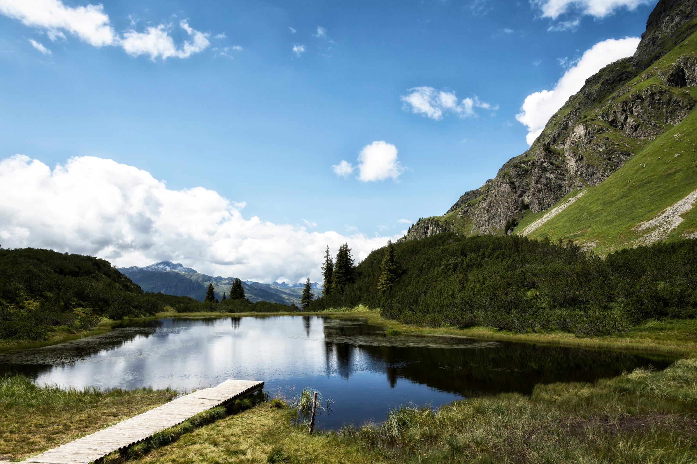 Wiegensee mit Holzsteg — Hochmoor im Montafon